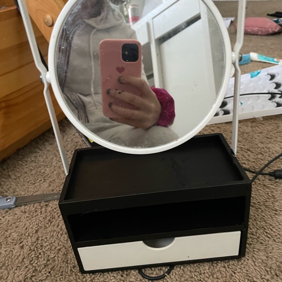 Makeup holder and mirror - Picture 3 of 4